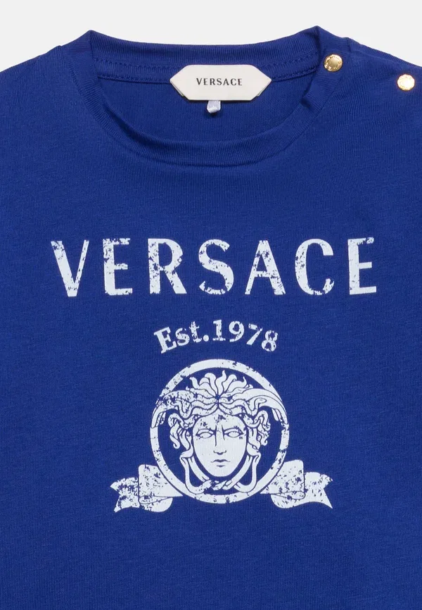 Футболка унисекс с принтом в университетском стиле Versace, белый — фото 3