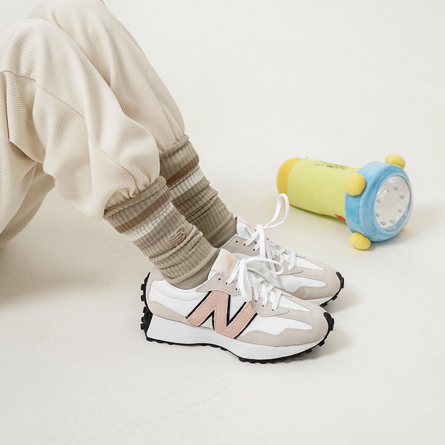 Кроссовки New Balance 327 женские, белый с розовым — фото 3