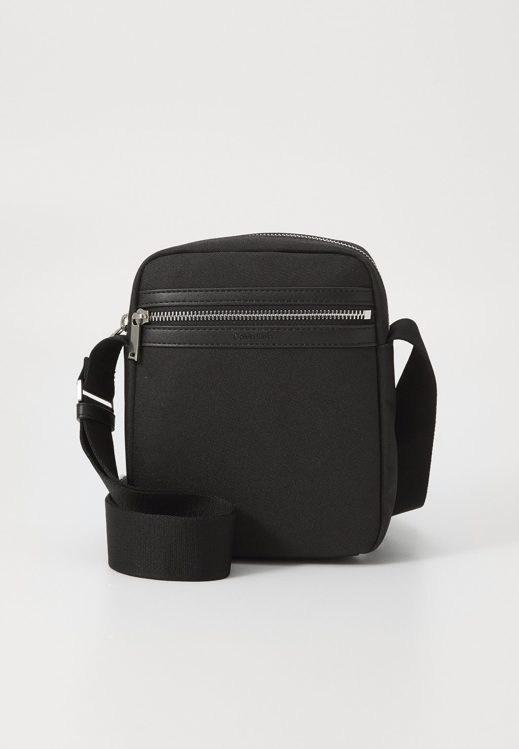 

Сумка через плечо CONTRAST REPORTER Calvin Klein, черный