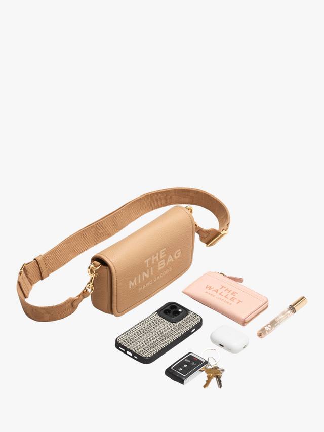 Миниатюрная кожаная сумка кроссбоди Marc Jacobs, Argan Oil — фото 4