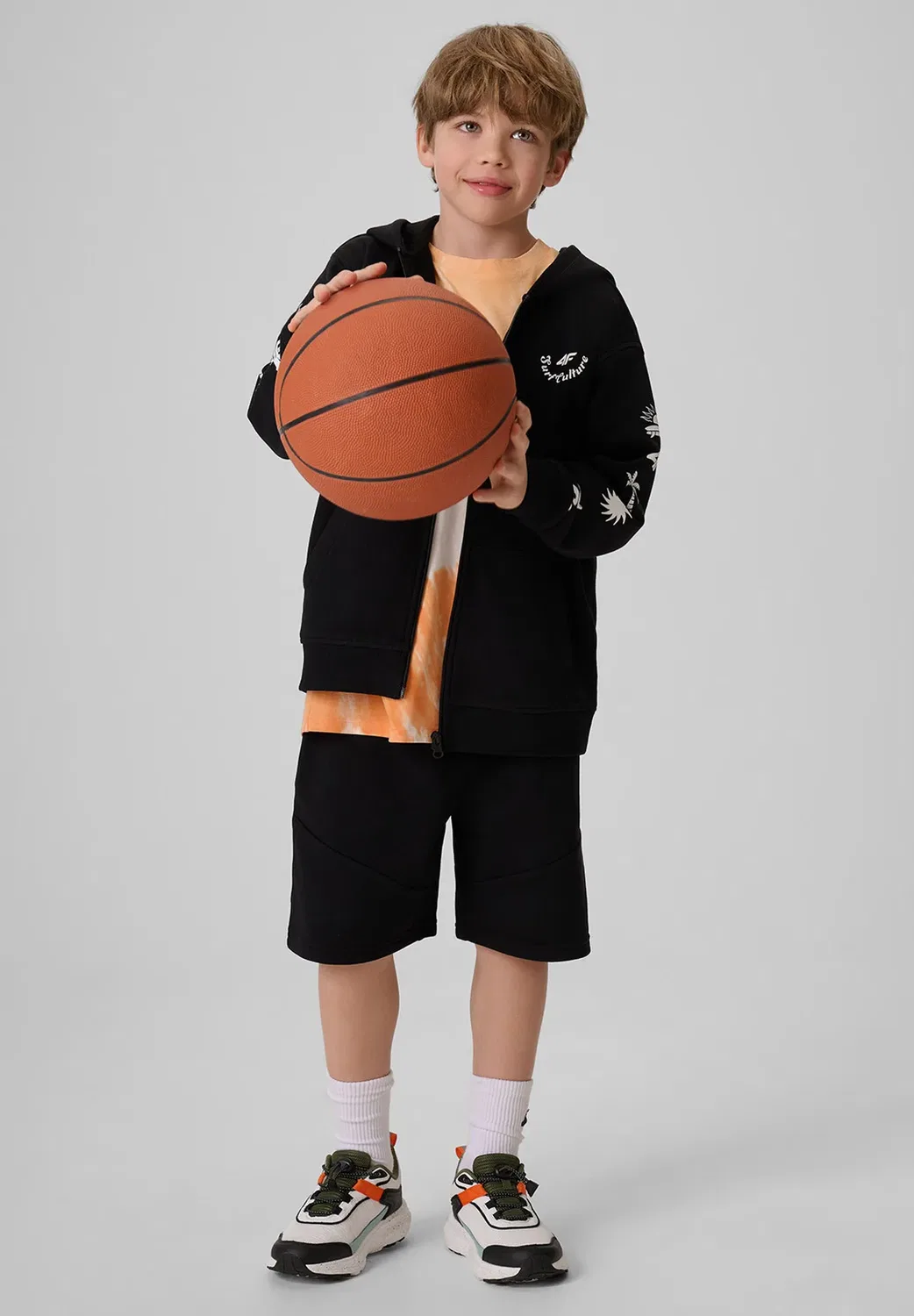 Spodenki dresowe chłopięce - turkusowe 122 (6-7 лат) - спортивные шорты 4F, Deep Black