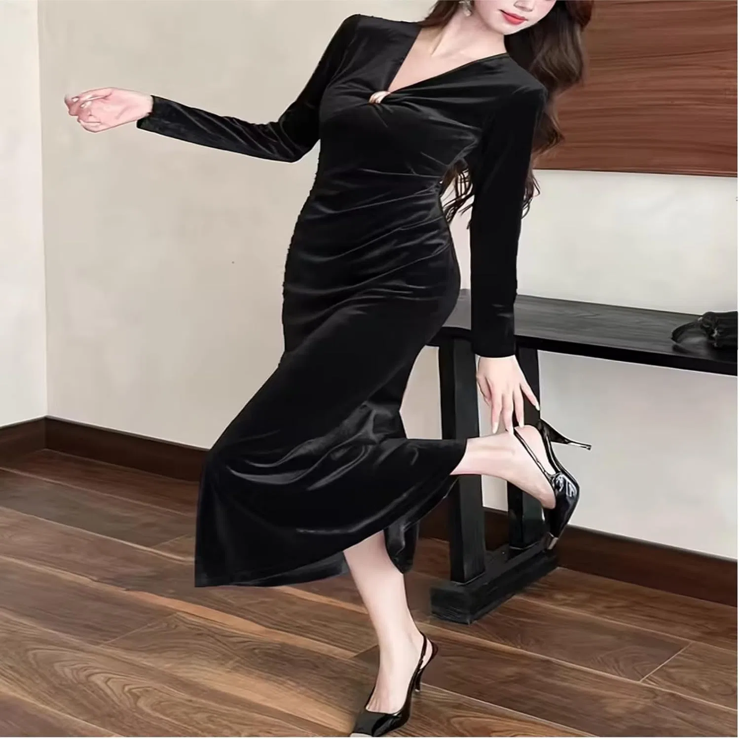 Женское элегантное платье с V-образным вырезом Velvet Dress, Black — фото 2