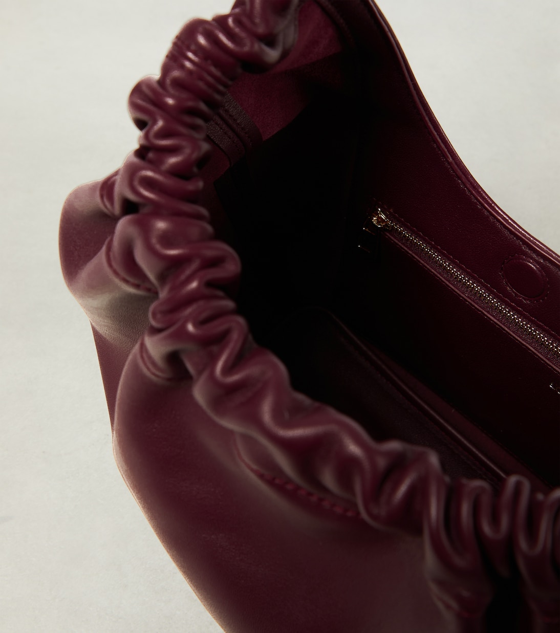 Маленькая кожаная сумка через плечо Squeeze Loewe, Dark Burgundy — фото 3