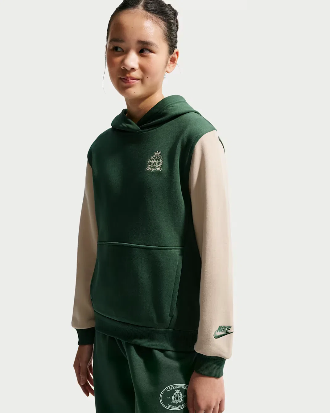 Толстовка из французского махрового трикотажа для детей постарше Nike Sportswear Club, Fir/Sanddrift/Sanddrift/Black — фото 2