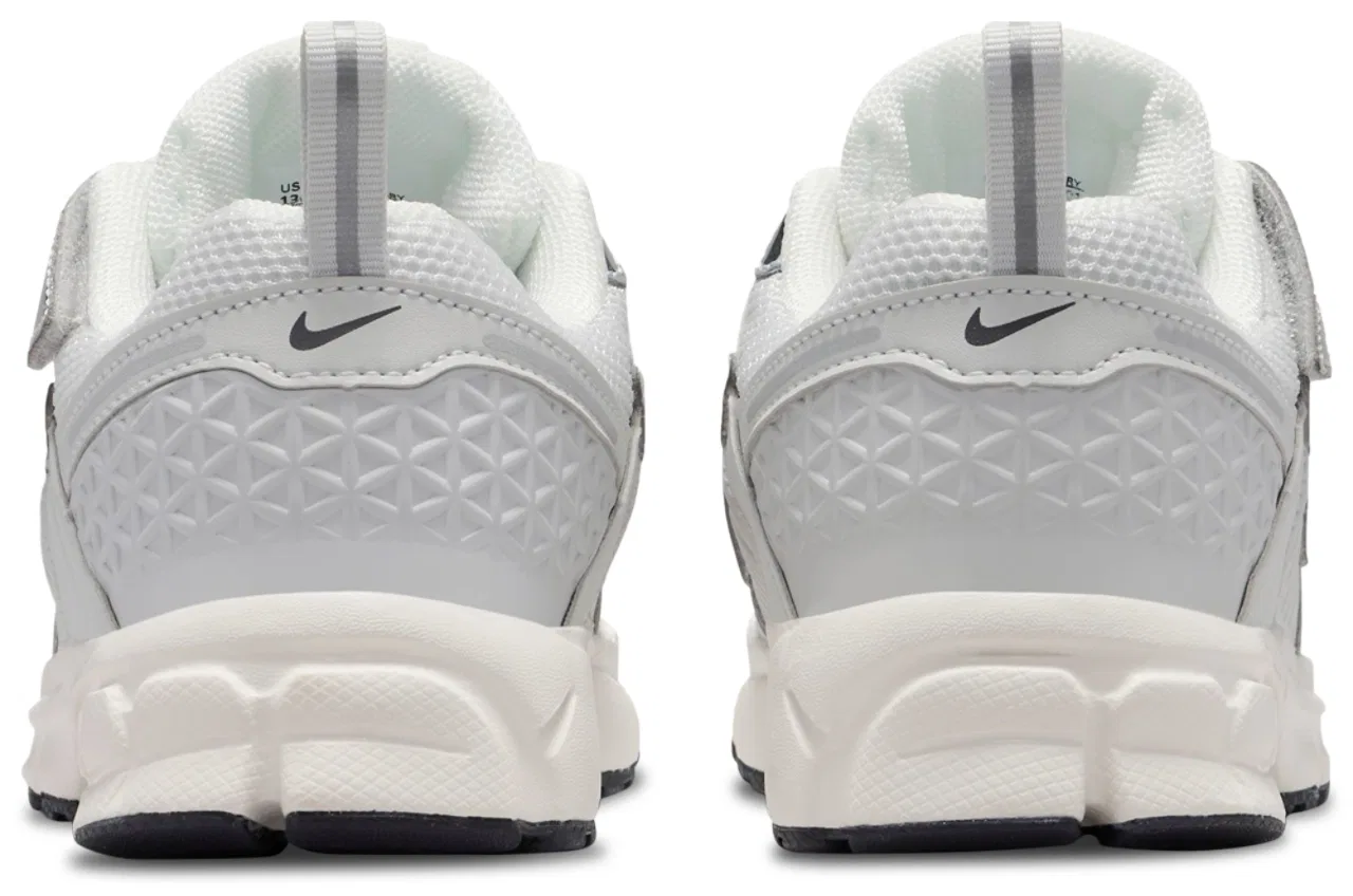 Кроссовки для девочек Vomero 5 Nike, цвет Black/Silver/Photon Dust — фото 3