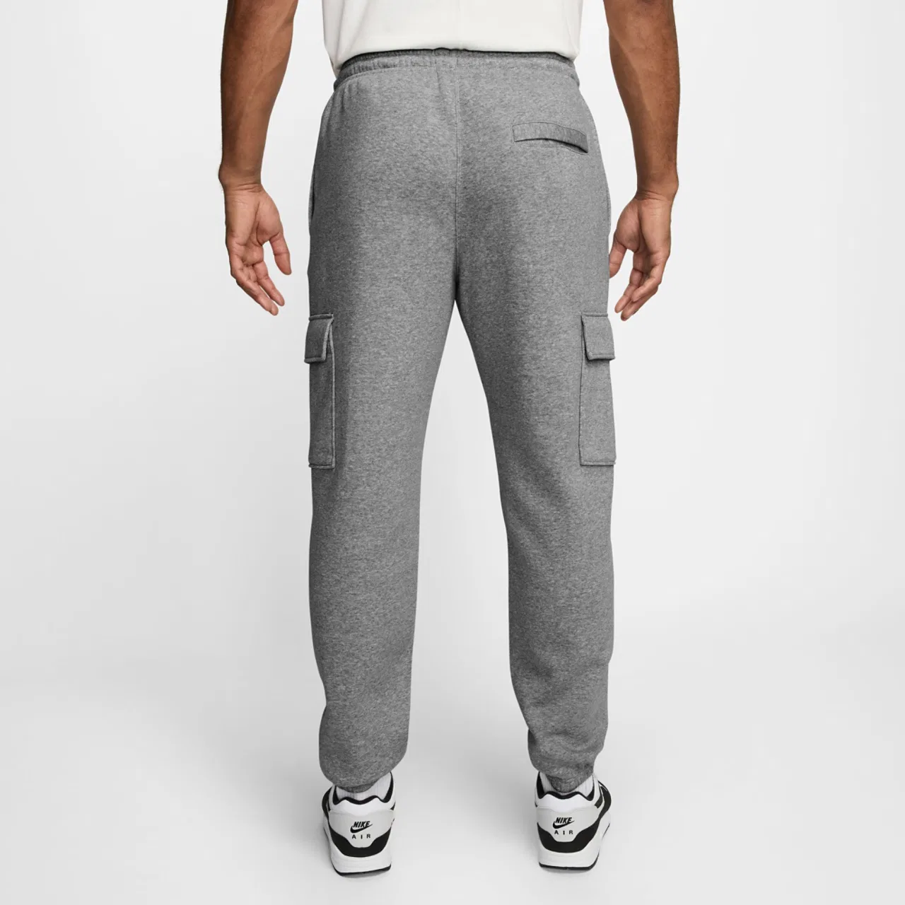 Мужские брюки карго Club Nike, цвет Dark Grey Heather/Light Smoke Grey/White — фото 2