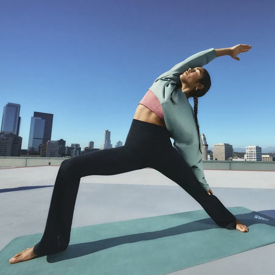 Женские спортивные леггинсы с расклешенным низом, модель Yoga Studio Flared, adidas, Черный — фото 3