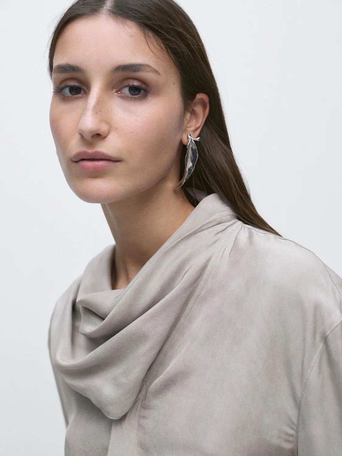 Струящаяся рубашка с отделкой в виде шарфа Massimo Dutti, серый — фото 3