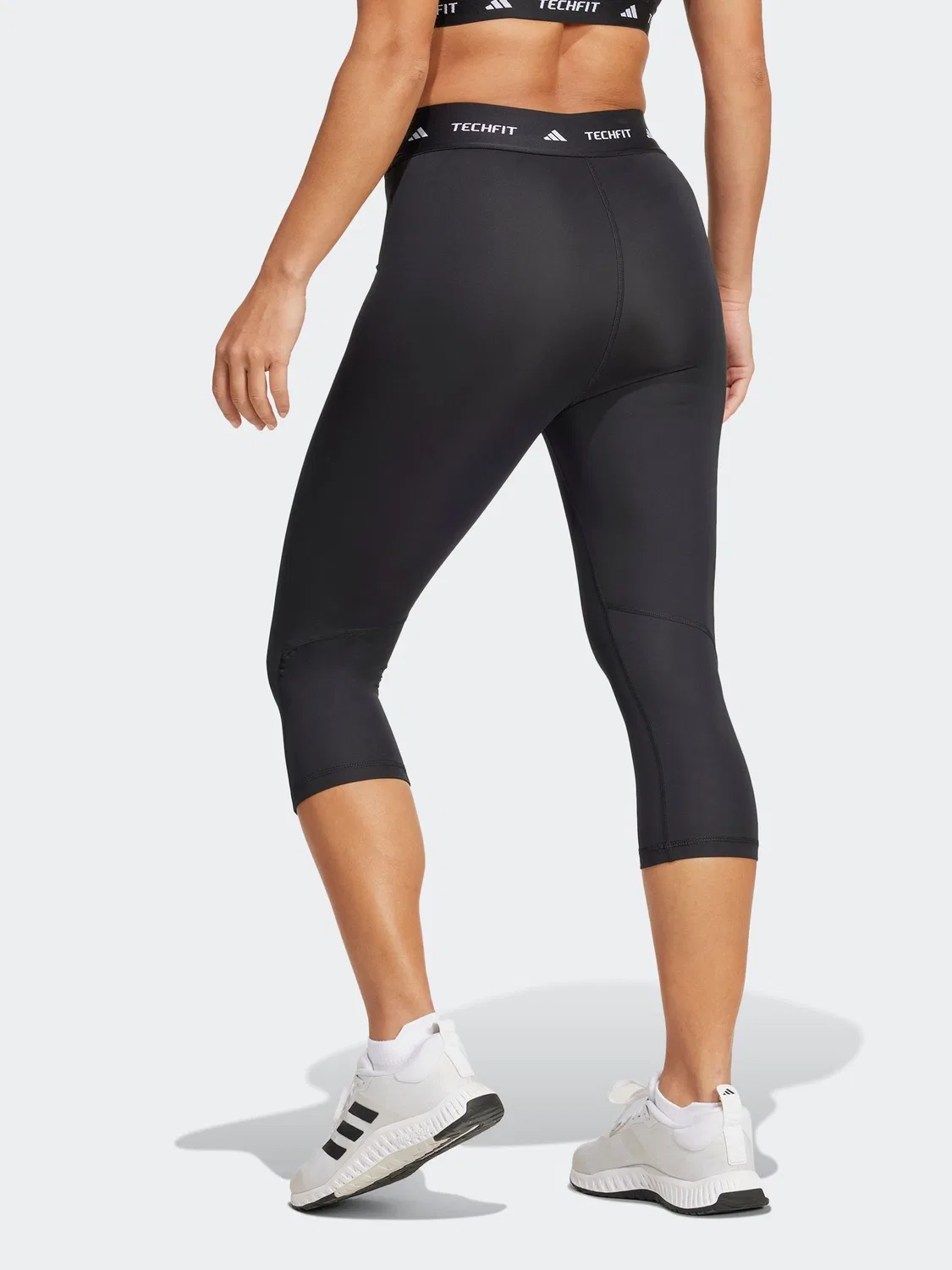 Черные леггинсы Adidas Capri Techfit с 3 полосками 7/8 — фото 2