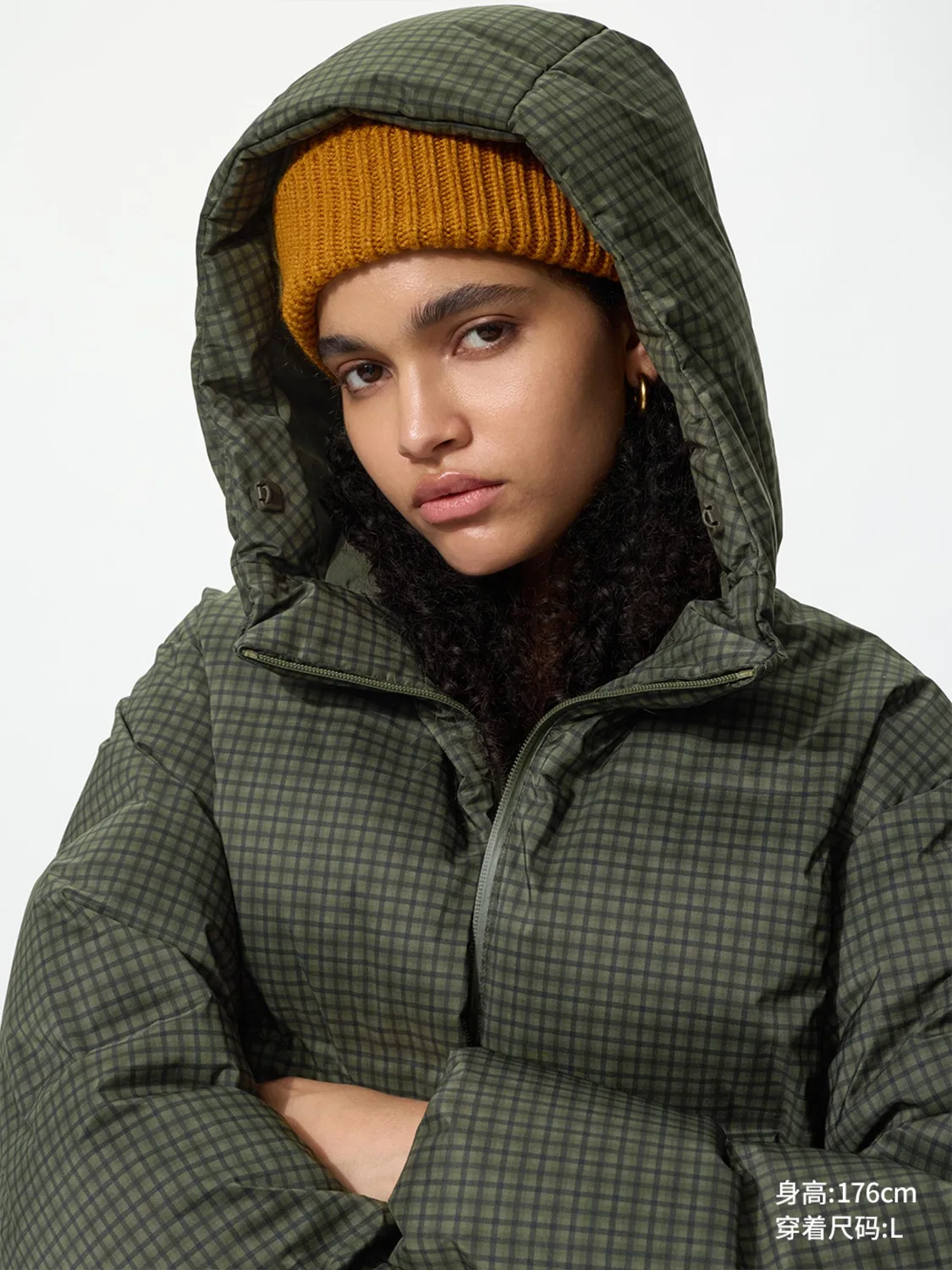 Куртка бесшовная утепленная с капюшоном в клетку Uniqlo, темно-оливковый — фото 4