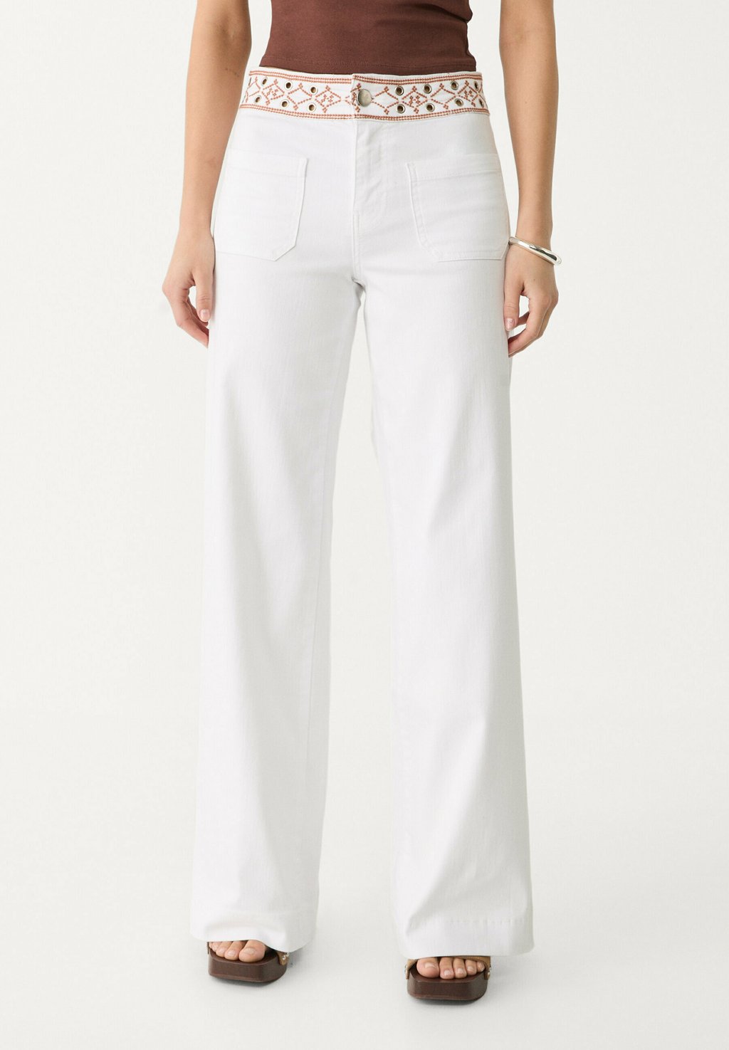 

Расклешенные джинсы EMBROIDERED MINIMALIST Stradivarius, бежевый