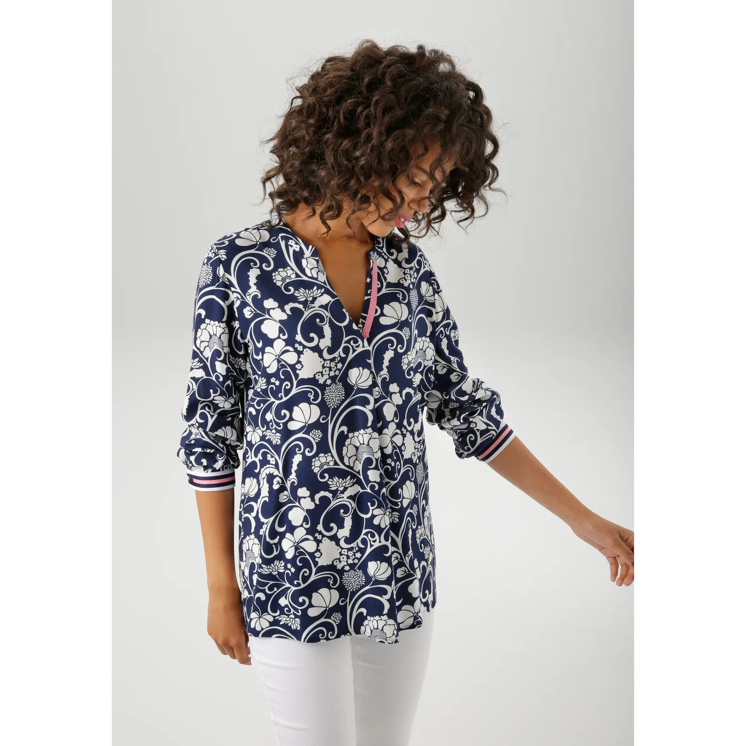 Блуза с V-образным вырезом с графическим цветочным принтом Aniston CASUAL, Navy/Wool White/Pink