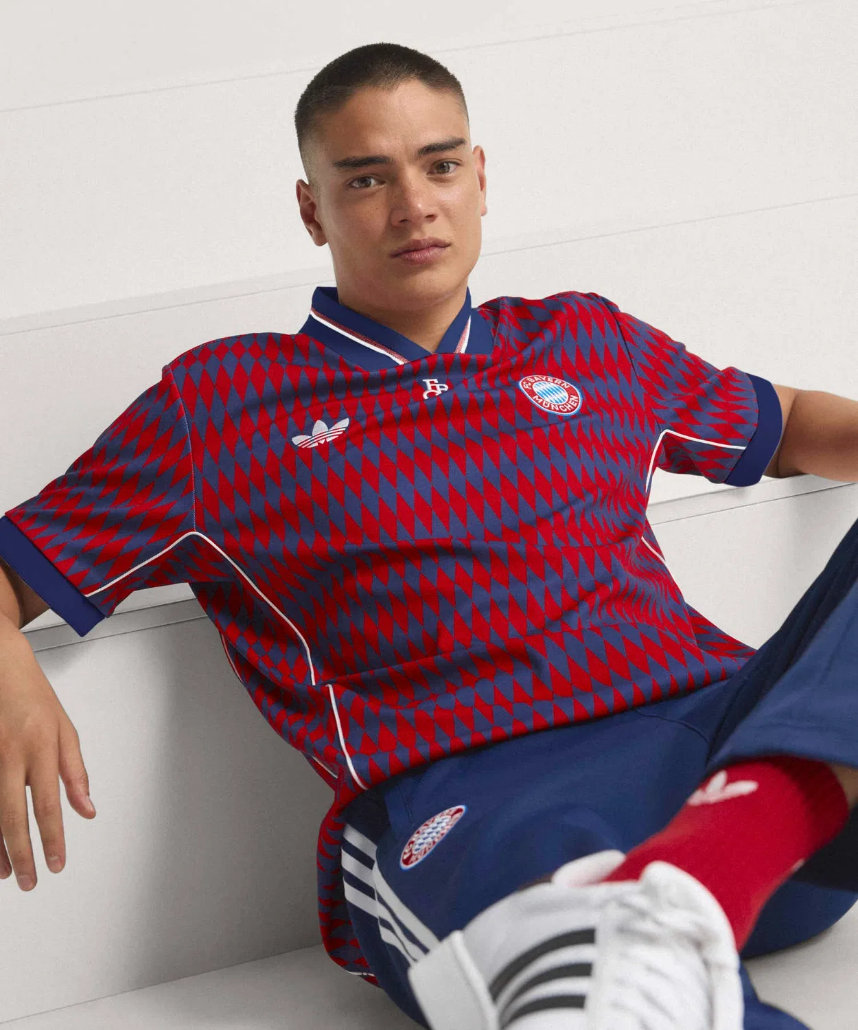 Мужская футболка с V-образным вырезом и вышивкой FC Bayern Munich LFSTLR Jersey Adidas, Red