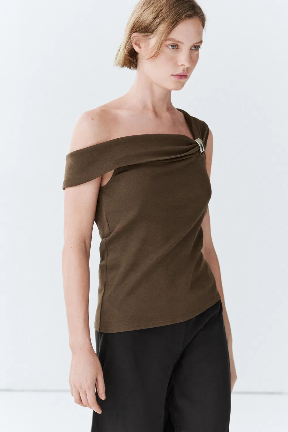 Топ Massimo Dutti, с открытыми плечами и декоративными стразами, хаки — фото 2