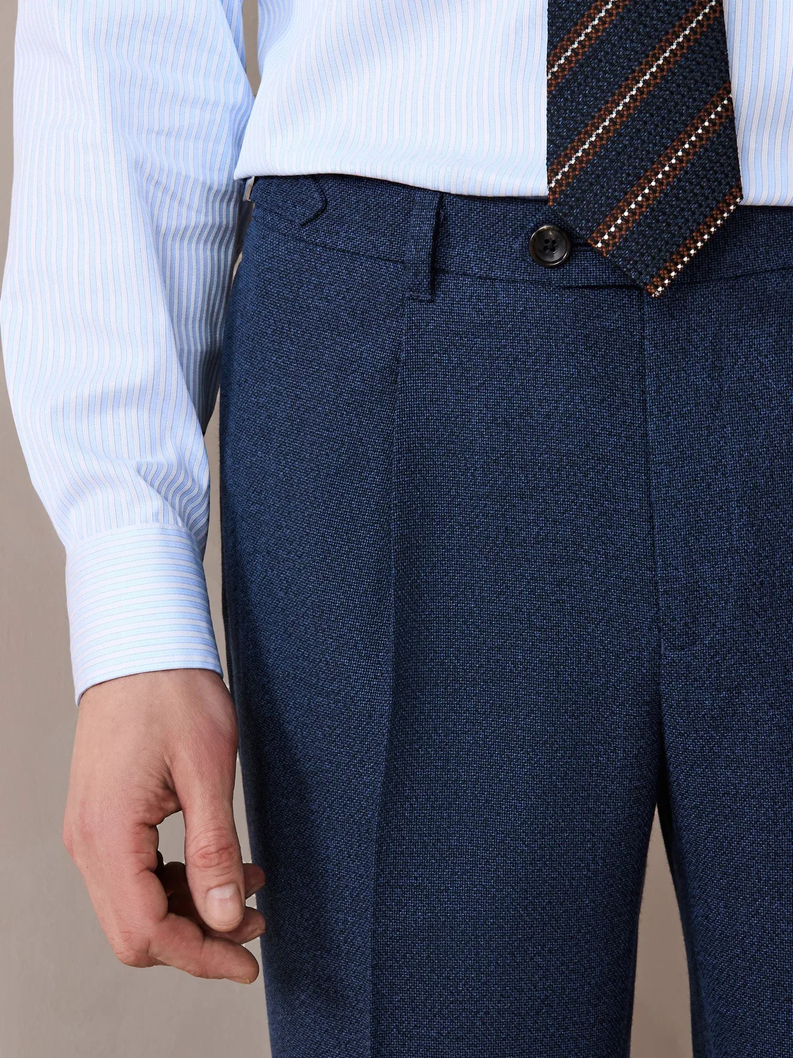 Брюки классические Slim Fit, текстурированная ткань Next, темно-синий — фото 4
