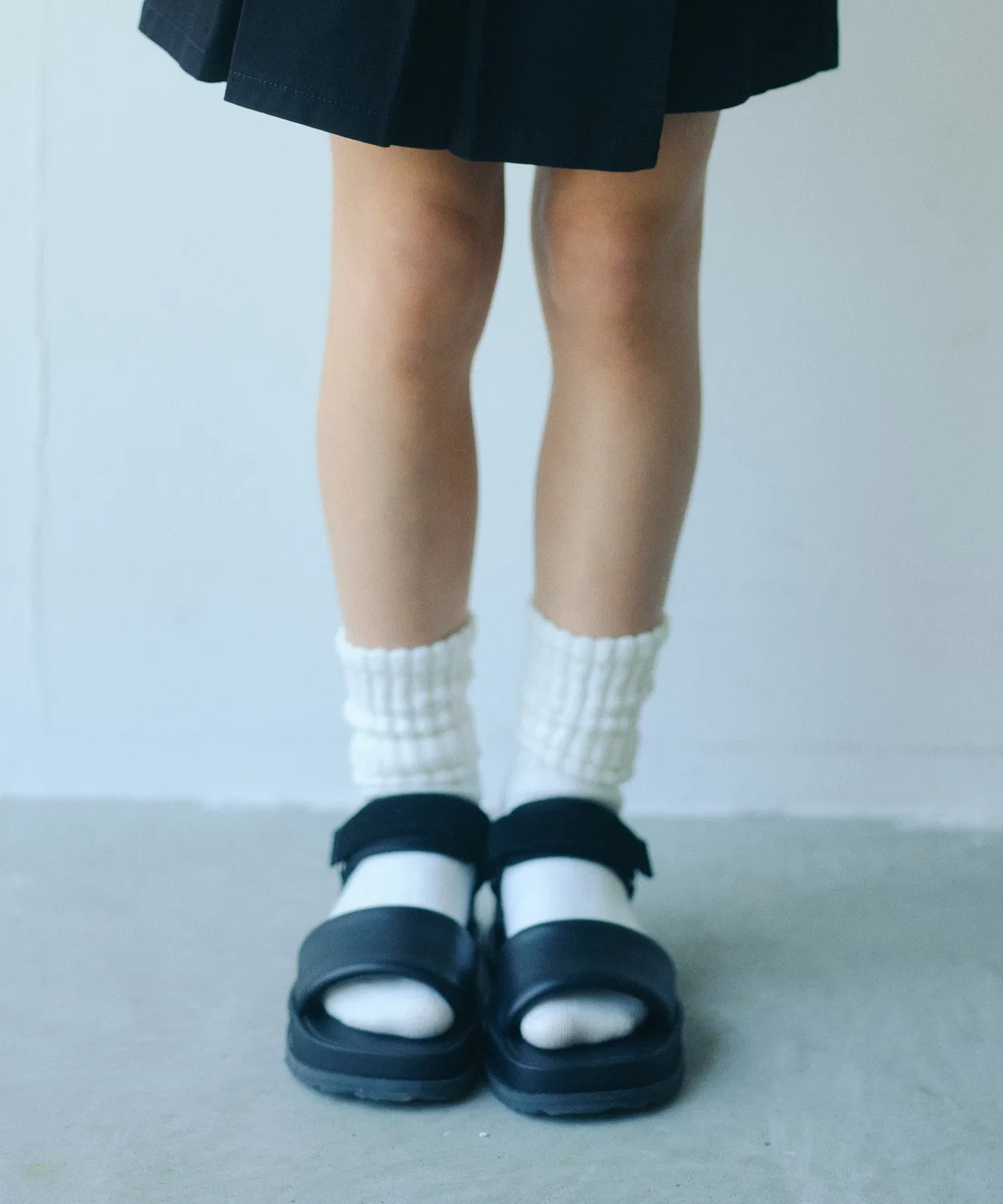 Детские сандалии без задника с ремешком на липучке Puffy Flat Sandals 17-23 cm green label relaxing, Черный — фото 2