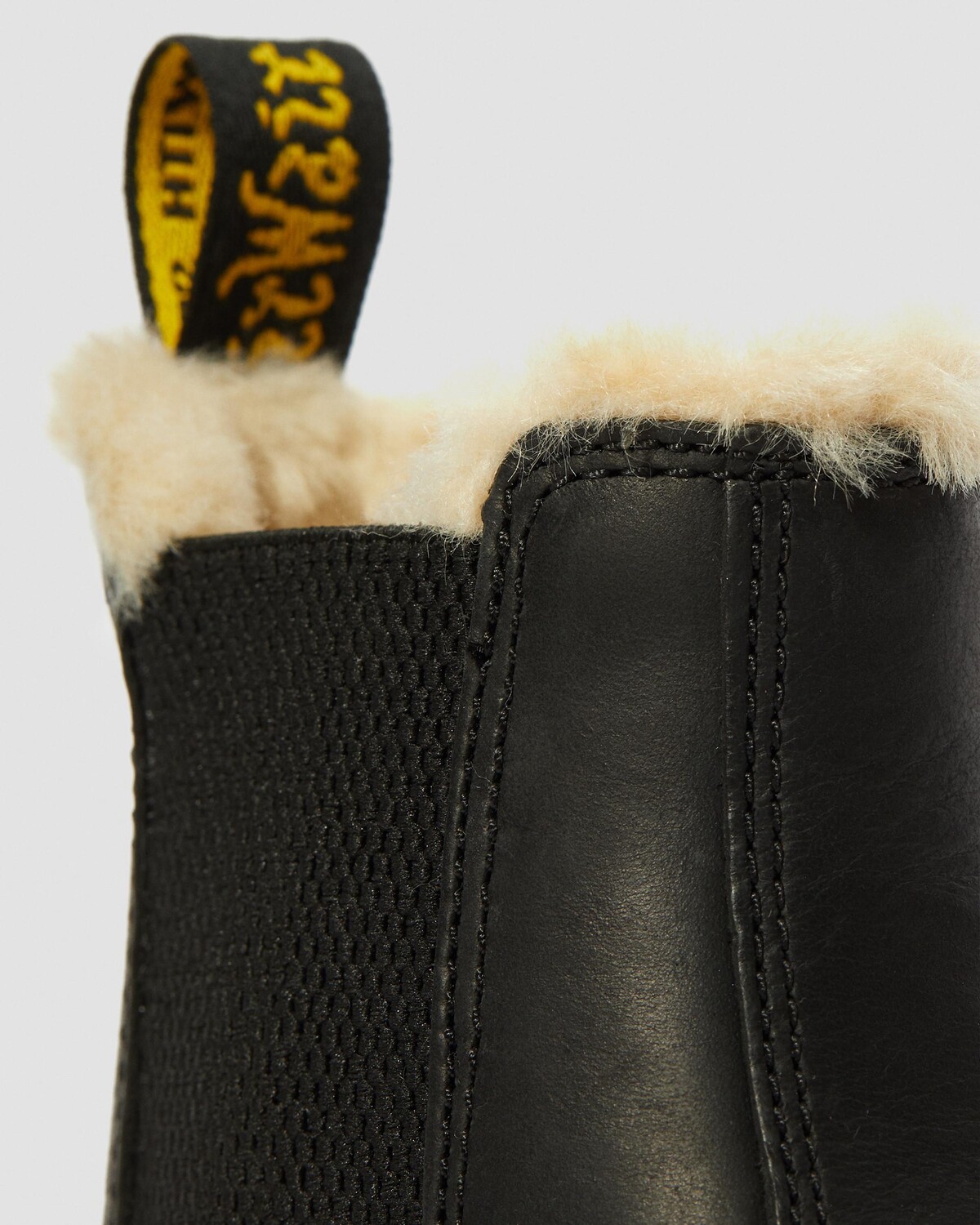 Ботинки-челси женские Dr. Martens 2976 на меховой подкладке, черный — фото 3