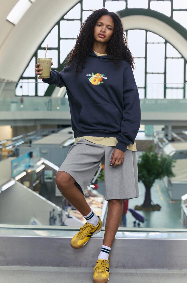 

Толстовка персикового цвета Pull And Bear, черный