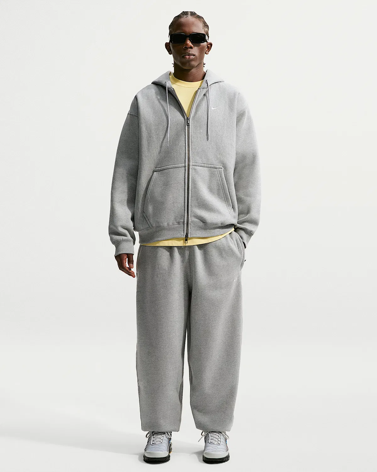 Мужские флисовые штаны с манжетами Nike Solo Swoosh, Dark Grey Heather/Light Smoke Grey/White