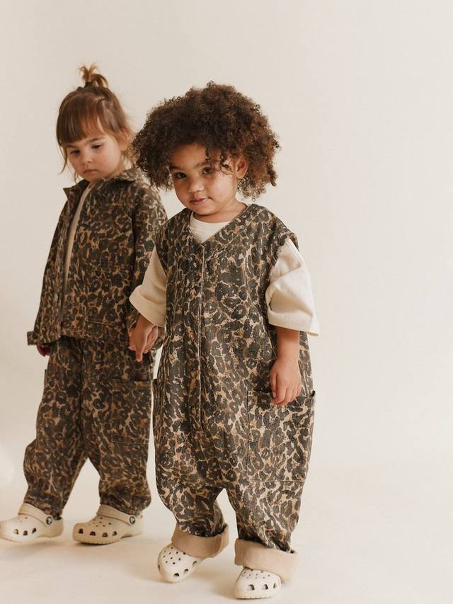 

Детский джинсовый комбинезон из органического хлопка emerson Claude & Co, цвет Leopard Print