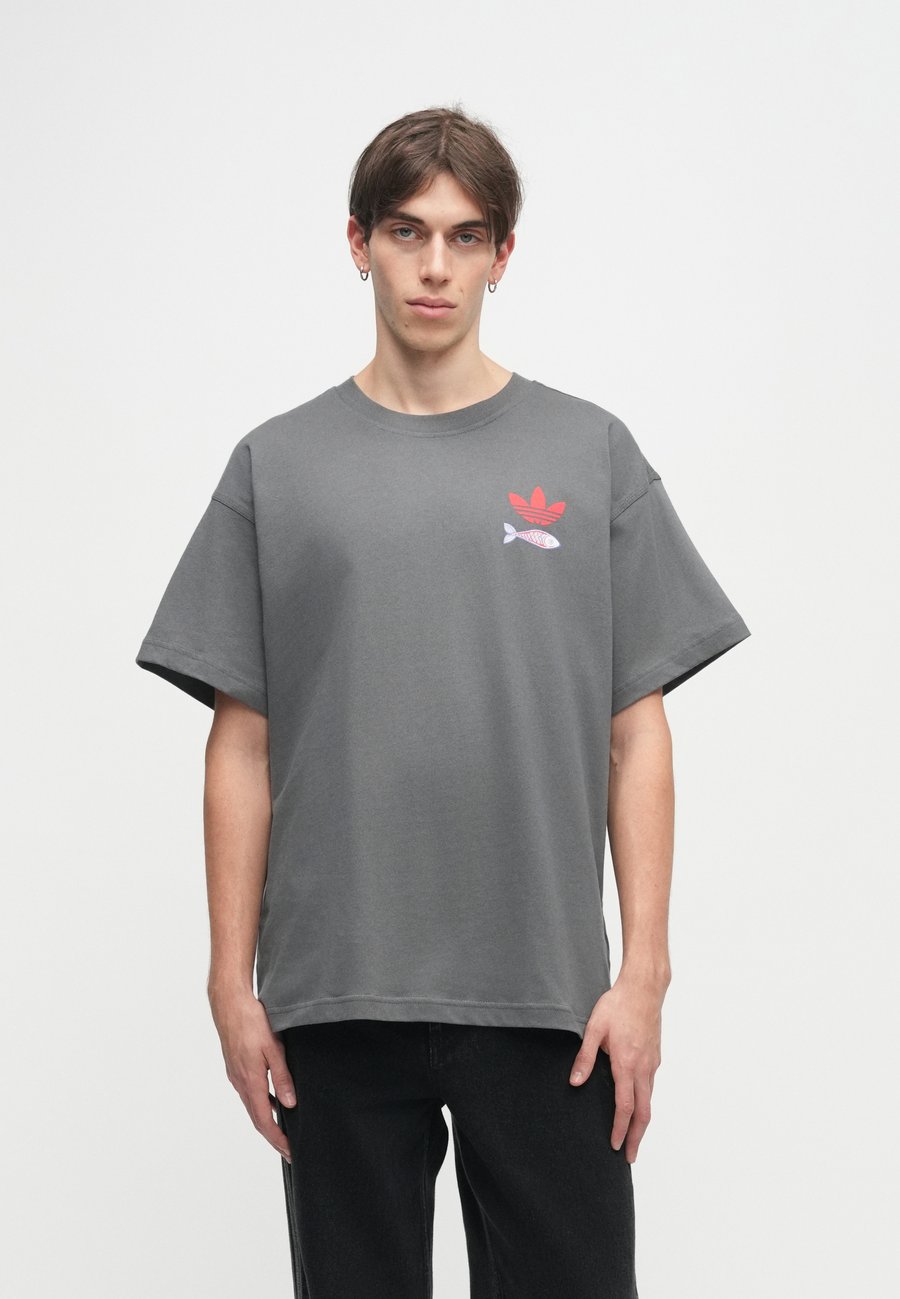 

Футболка Adidas Originals SARDINES UNISEX, Grey Five/Grey, Серый, Футболка Adidas Originals SARDINES UNISEX, Grey Five/Grey