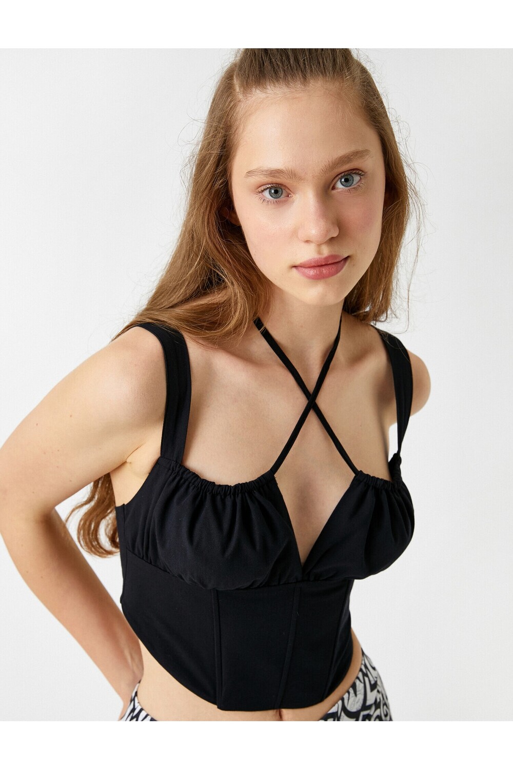 

Спортсмен с низким вырезом и перекрестной связью Koton, черный