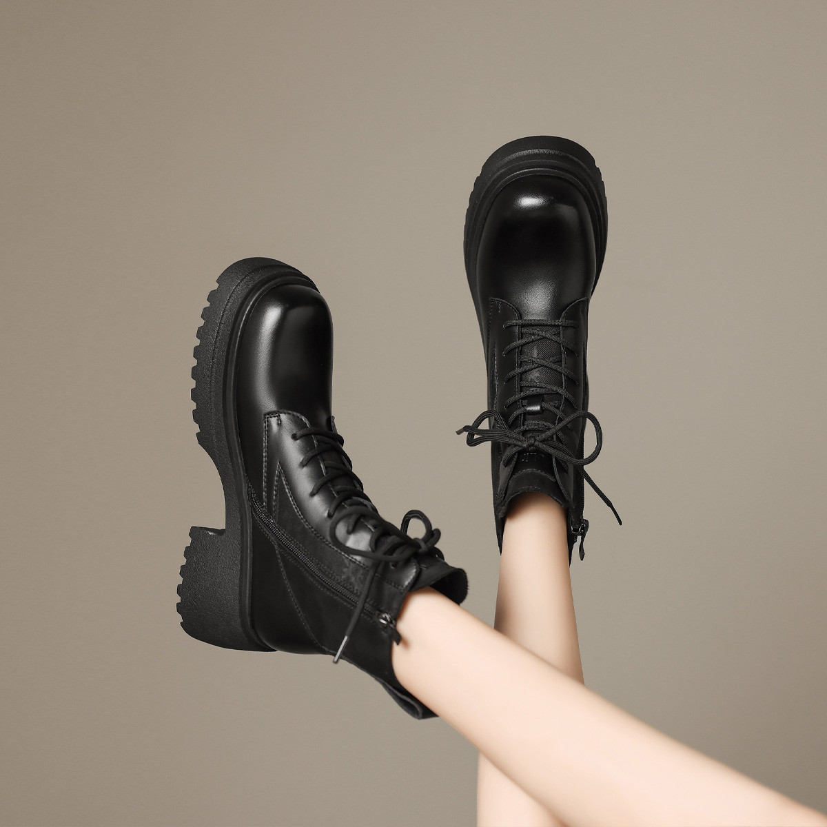 Mulinsen Кожаные ботинки Dr Martens на каблуке около 6,5 см женские черные, цвет Black — фото 2