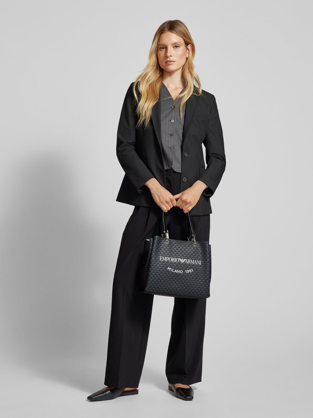 

Сумочка с этикеткой, модель «ANNIE» Emporio Armani, черный