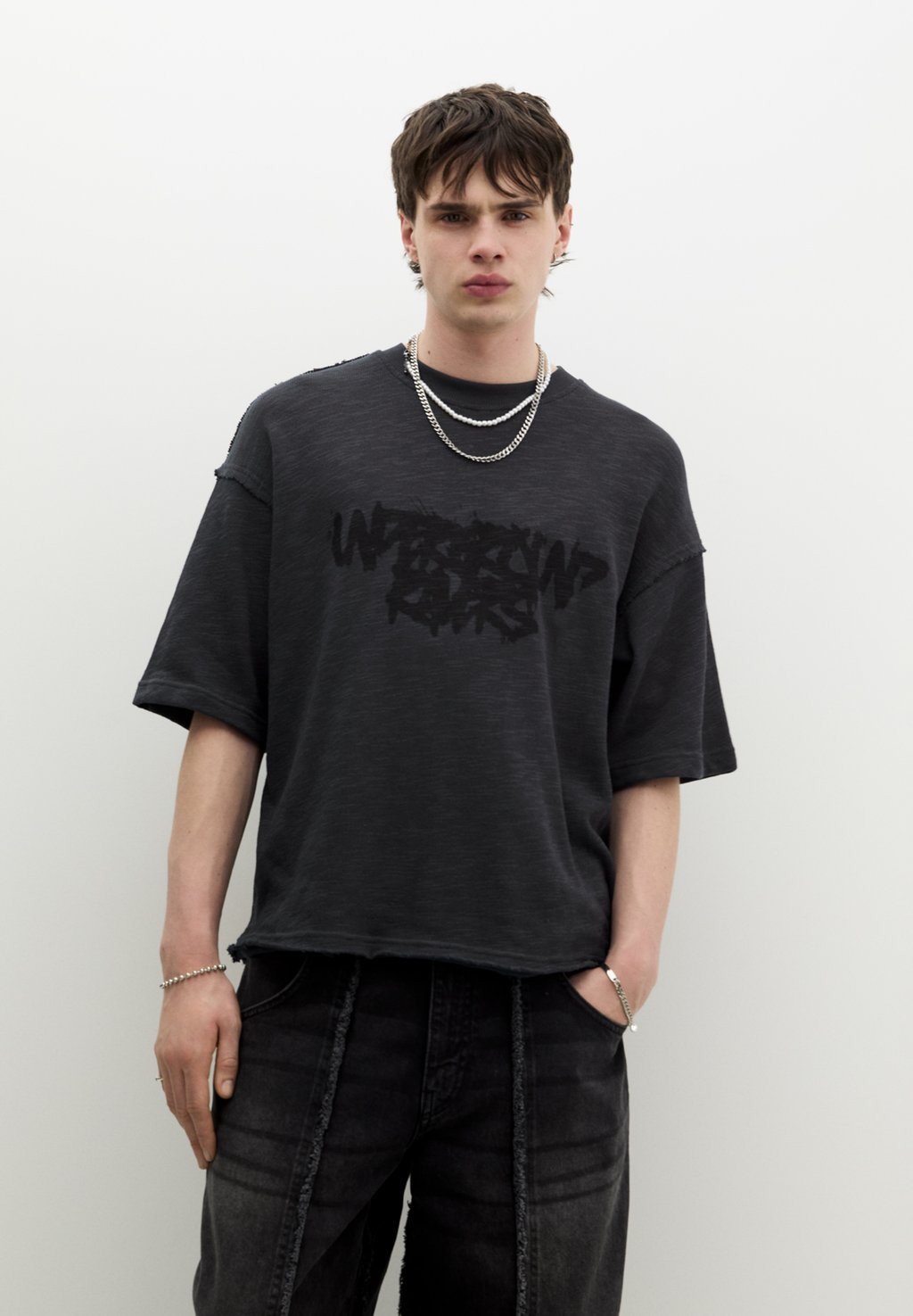 

Футболка с принтом SHORT SLEEVE GRAFFITI PULL&BEAR, черный