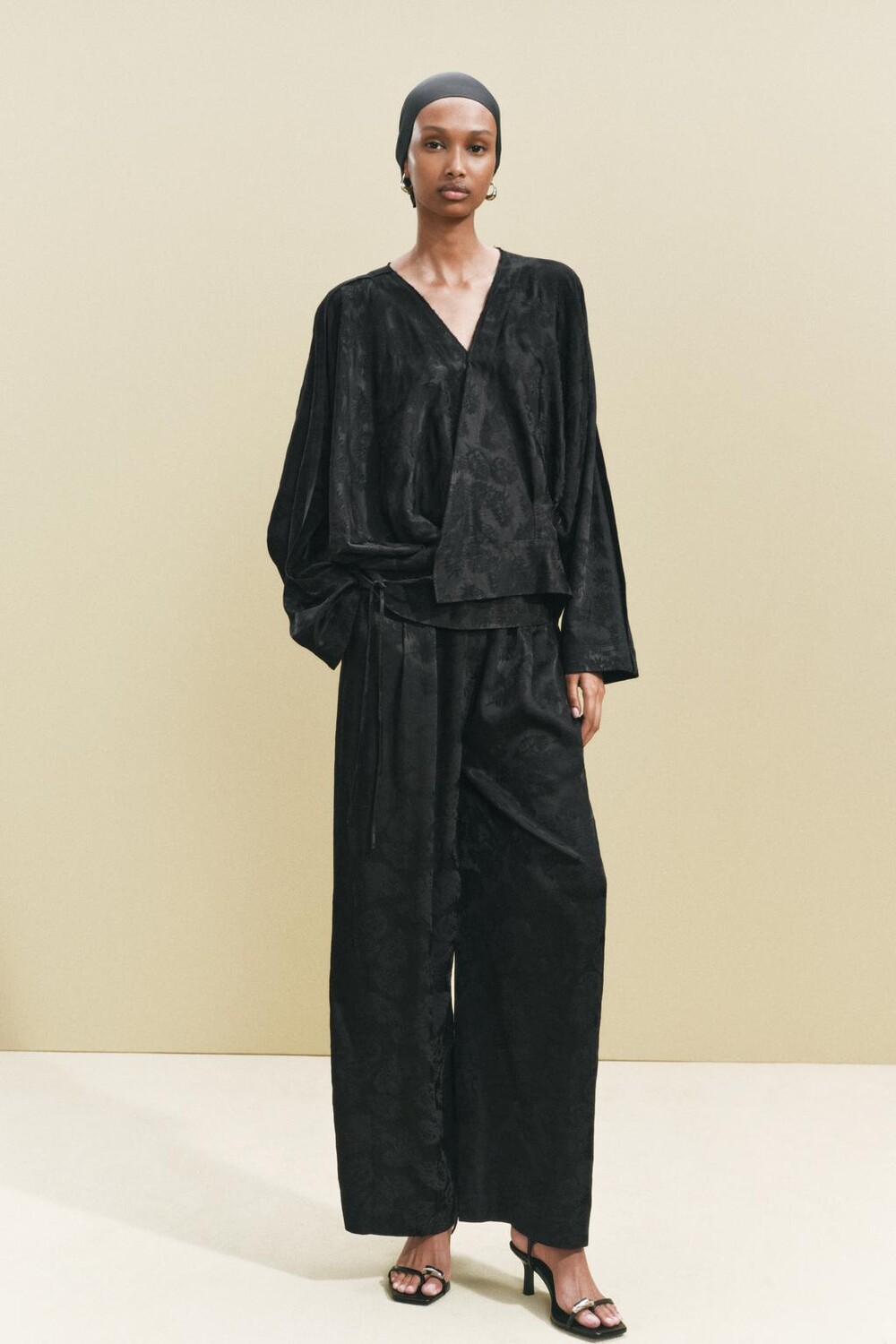 

Брюки из жаккардовой ткани ZARA, черный