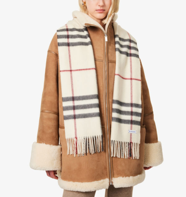 Кашемировый шарф с бахромой и принтом в клетку Burberry, серый — фото 2