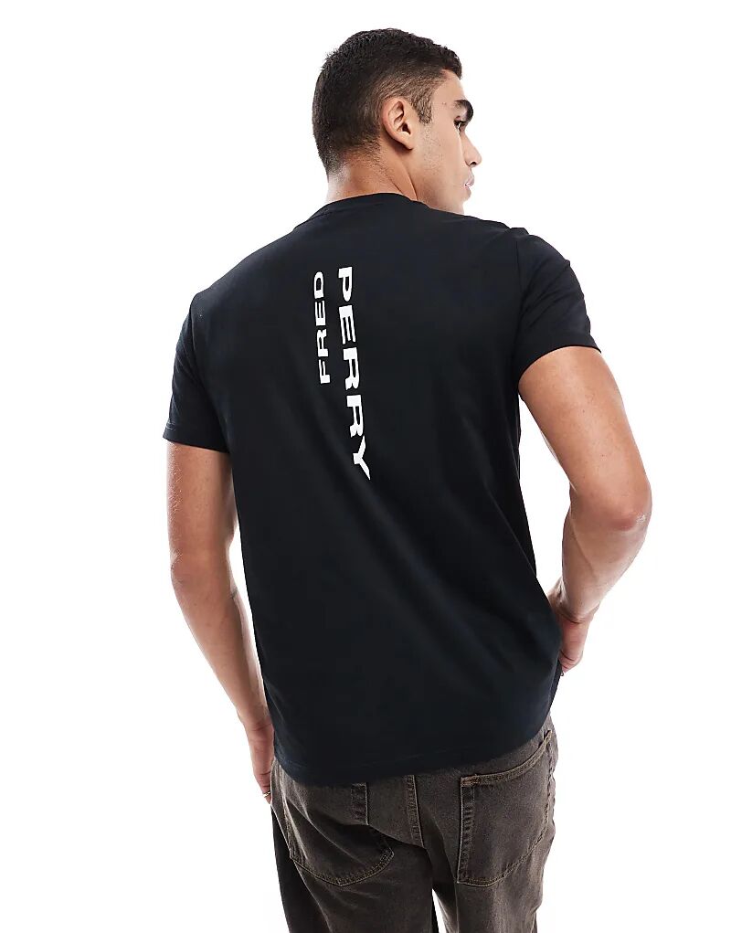 

Футболка черного цвета с вертикальным логотипом на спине Fred Perry