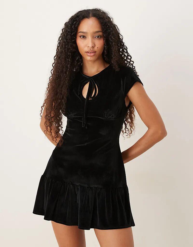 

Бархатное мини-платье с заниженной талией и вырезом-капелькой ASOS DESIGN черного цвета