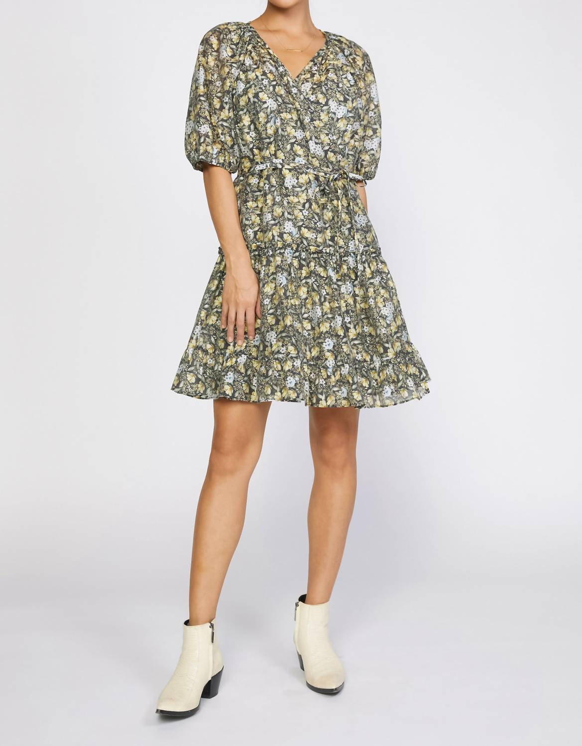 

Платье-халат в стиле барокко с цветочным принтом черного цвета current air