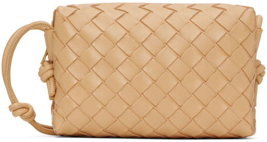 

Бежевая мини-сумка для фотоаппарата с петлей Bottega Veneta, цвет Almond gold, Бежевый, Бежевая мини-сумка для фотоаппарата с петлей Bottega Veneta, цвет Almond gold