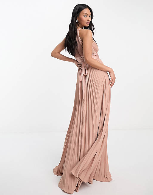 

Плиссированное платье макси с атласным запахом на талии цвета мокко ASOS DESIGN Bridesmaid