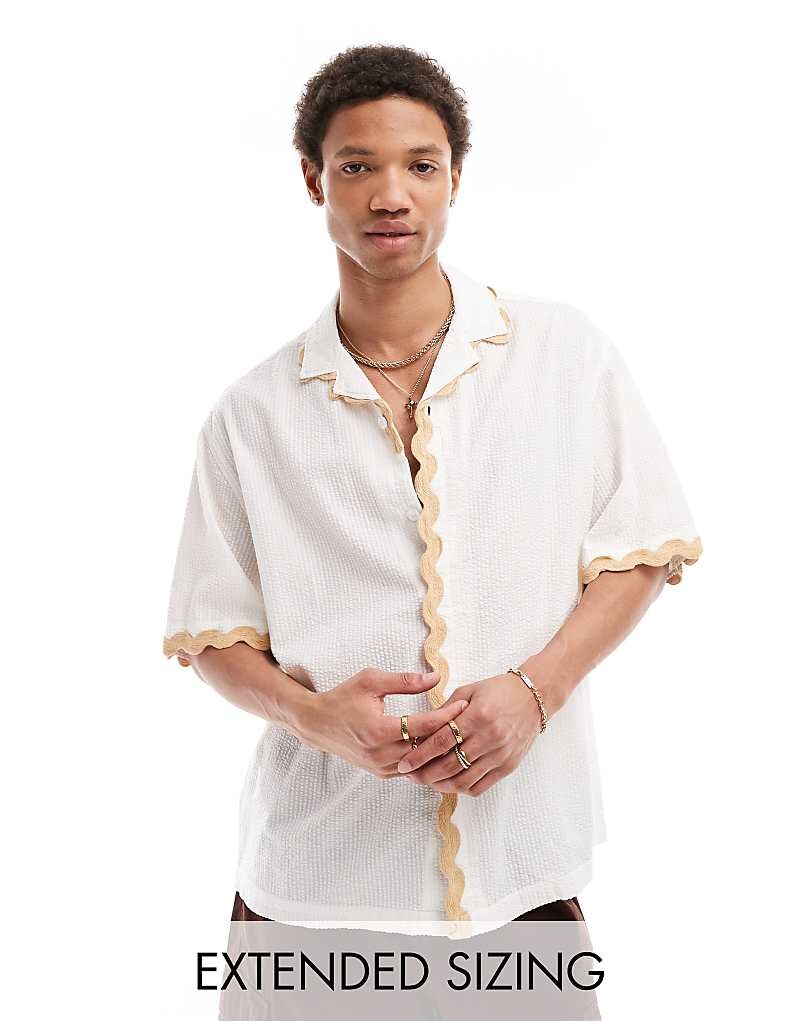 

ASOS DESIGN – Белая рубашка из жатого хлопка с короткими рукавами, свободного кроя, воротником с лацканами и волнистыми деталями