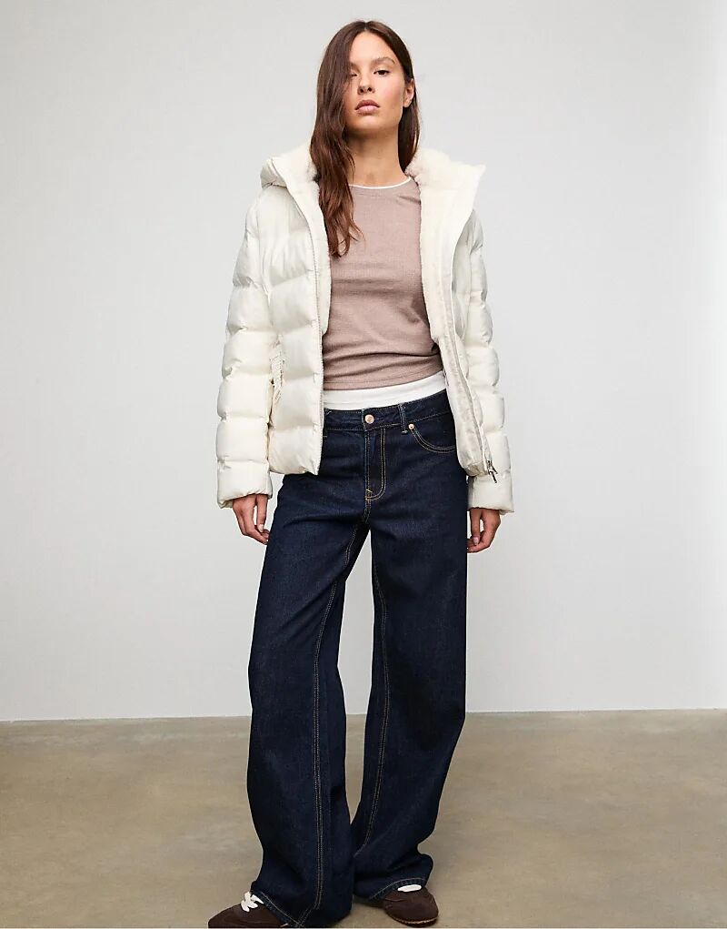 

Пуховик Stradivarius с капюшоном и поясом в цвете ванили