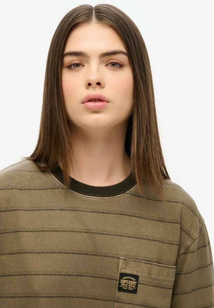 

Футболка с принтом TEXTURED STRIPE POCKET Superdry, хаки