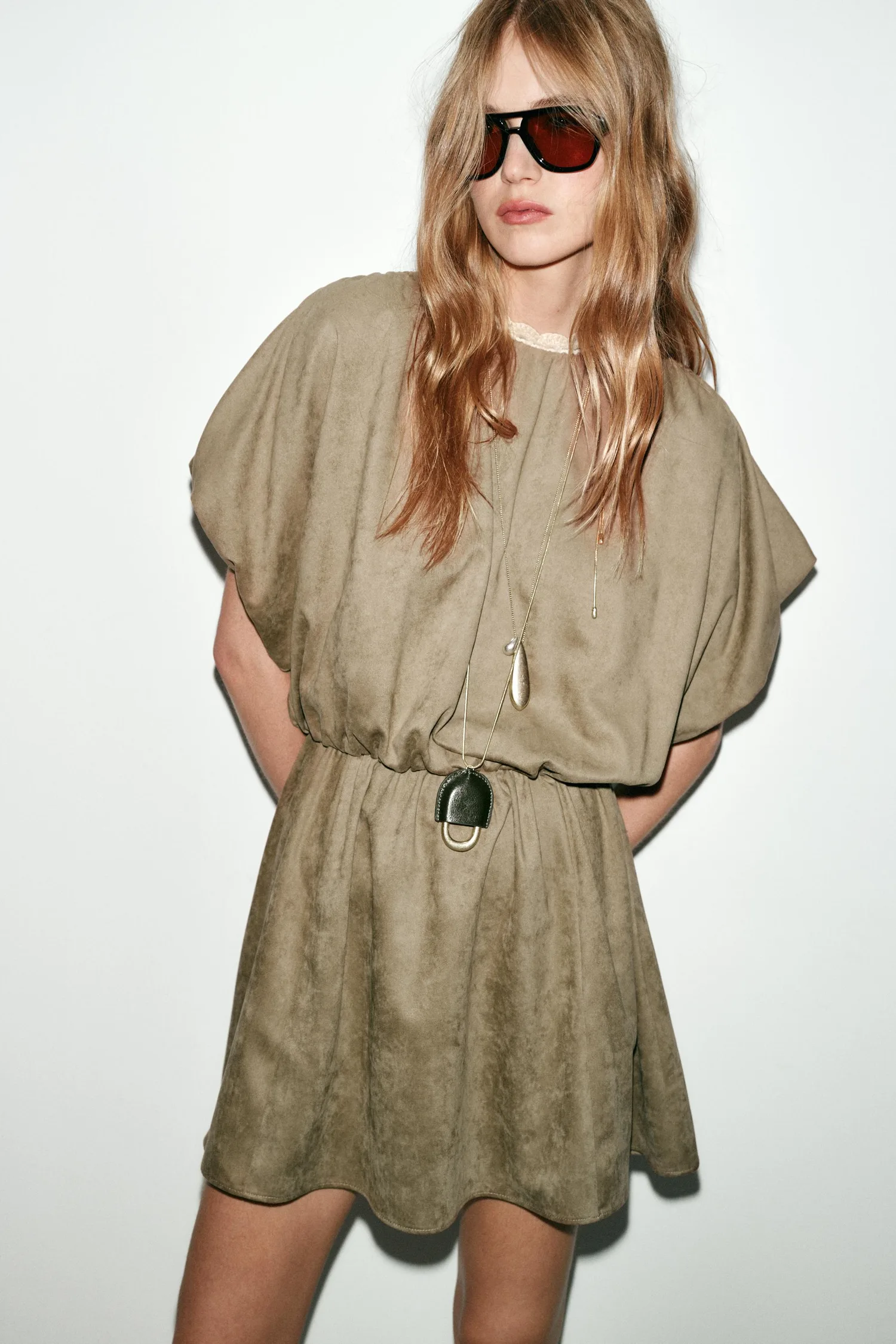 Короткое платье из искусственной замши Zara, коричневый — фото 2