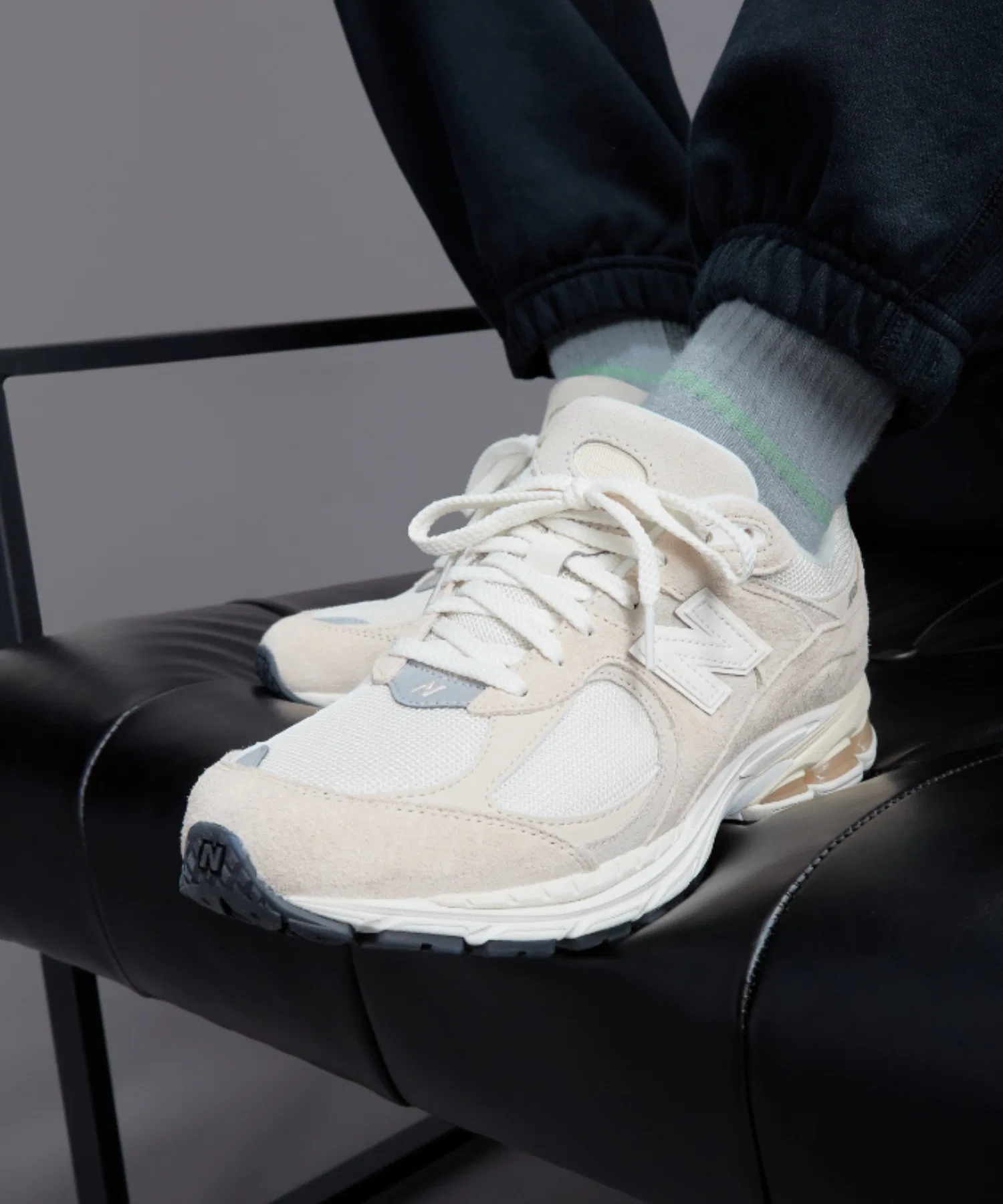 Унисекс кроссовки из натуральной кожи New Balance 2002R бежевые