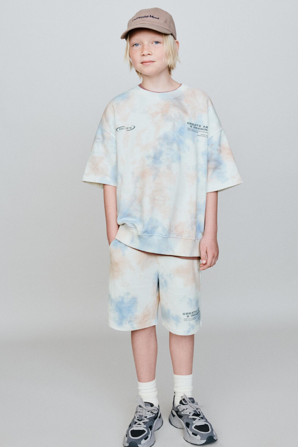 

Короткий толстовка с расцветкой tie-dye и лозунгом ZARA, разноцветный