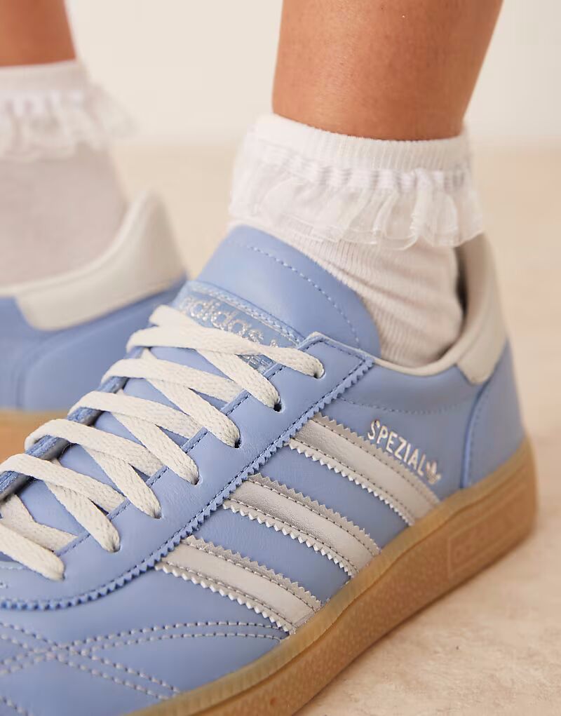 Кроссовки Adidas Originals Handball Spezial с синей и белой строчкой и резиновой подошвой — фото 4
