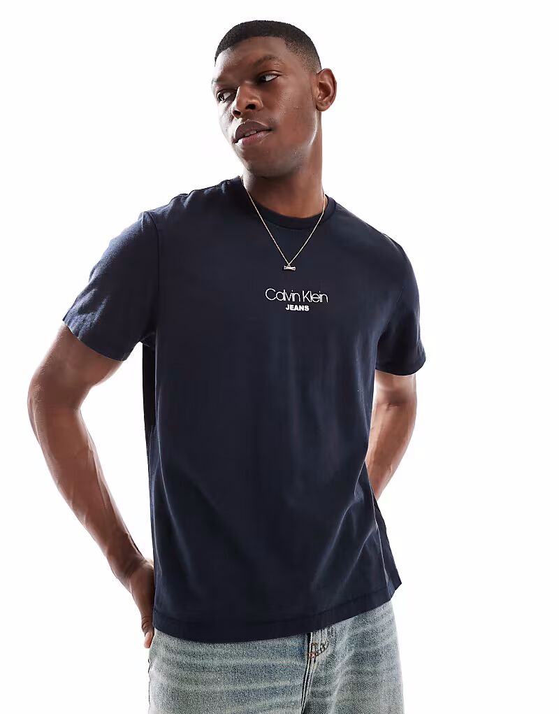 

Футболка Calvin Klein Jeans с маленьким центральным логотипом темно-синего цвета