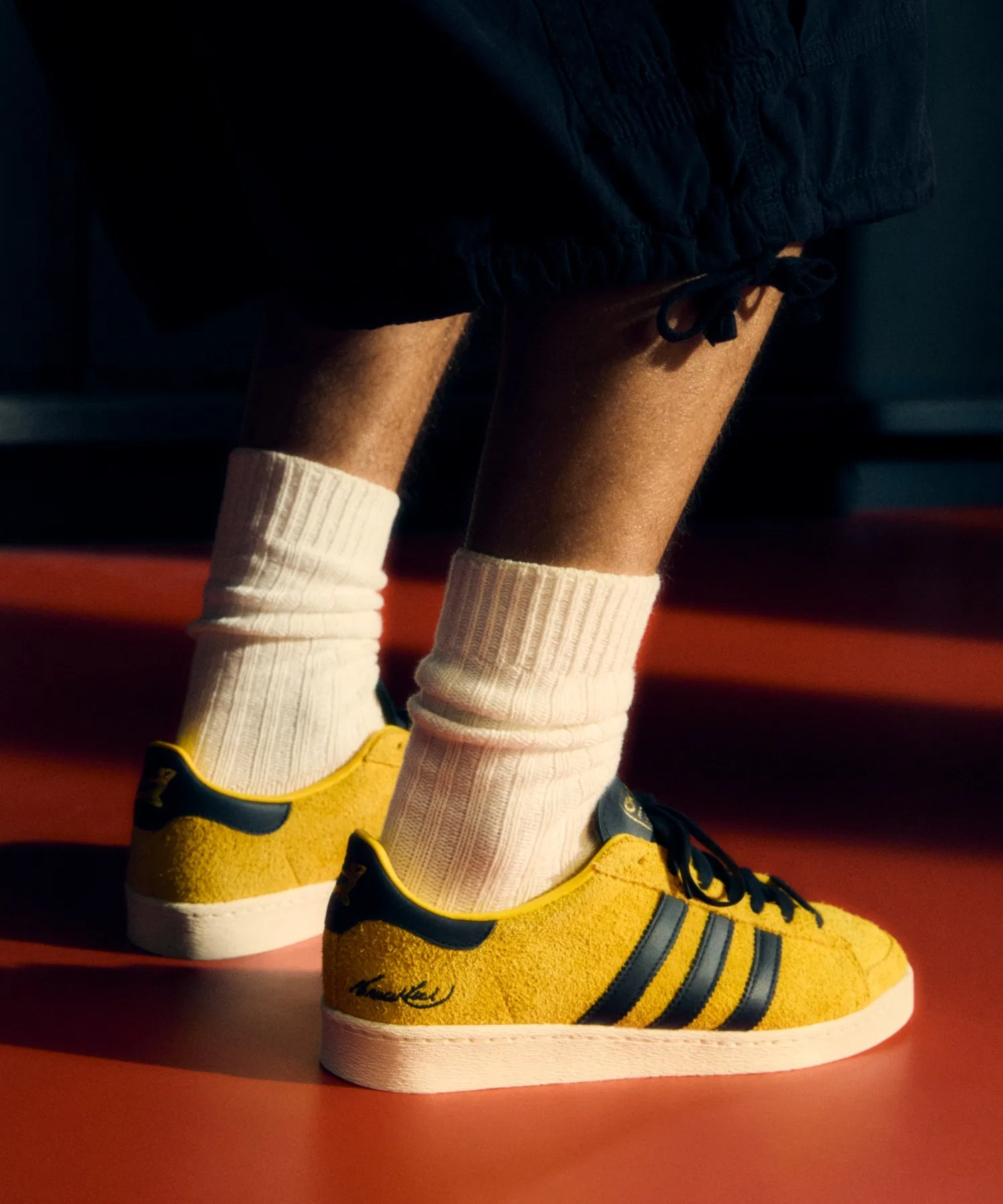 Унисекс кроссовки adidas JABBAR LO JR1597 жёлтые