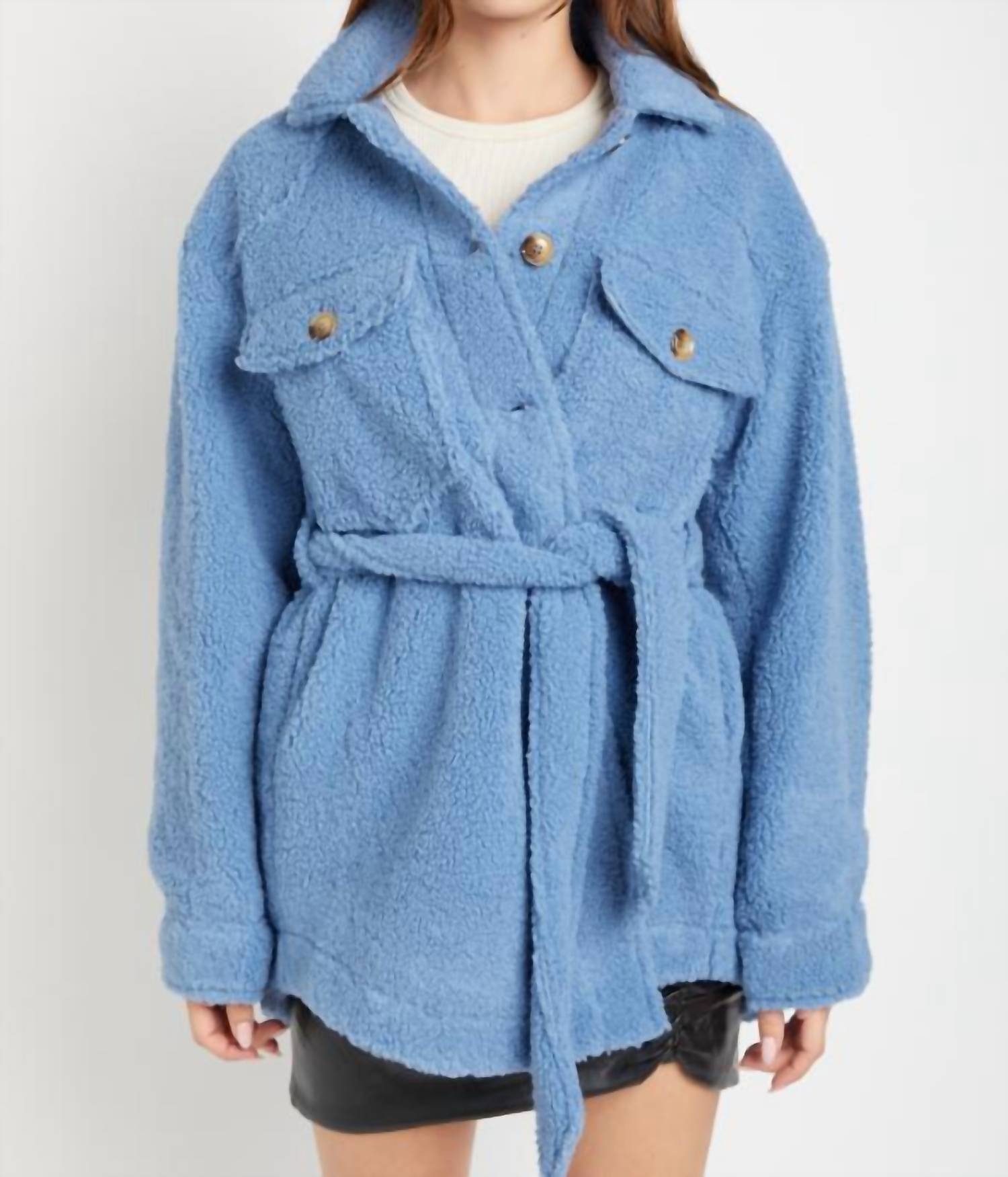 

En Saison Кейли Шэкет в синем