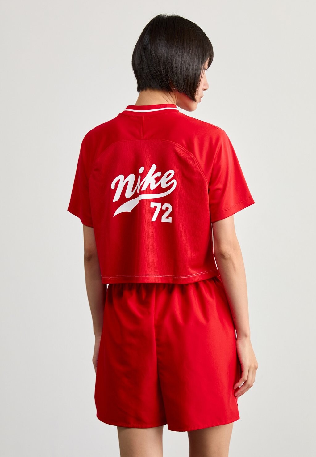 

Принт на футболке Nike, серый