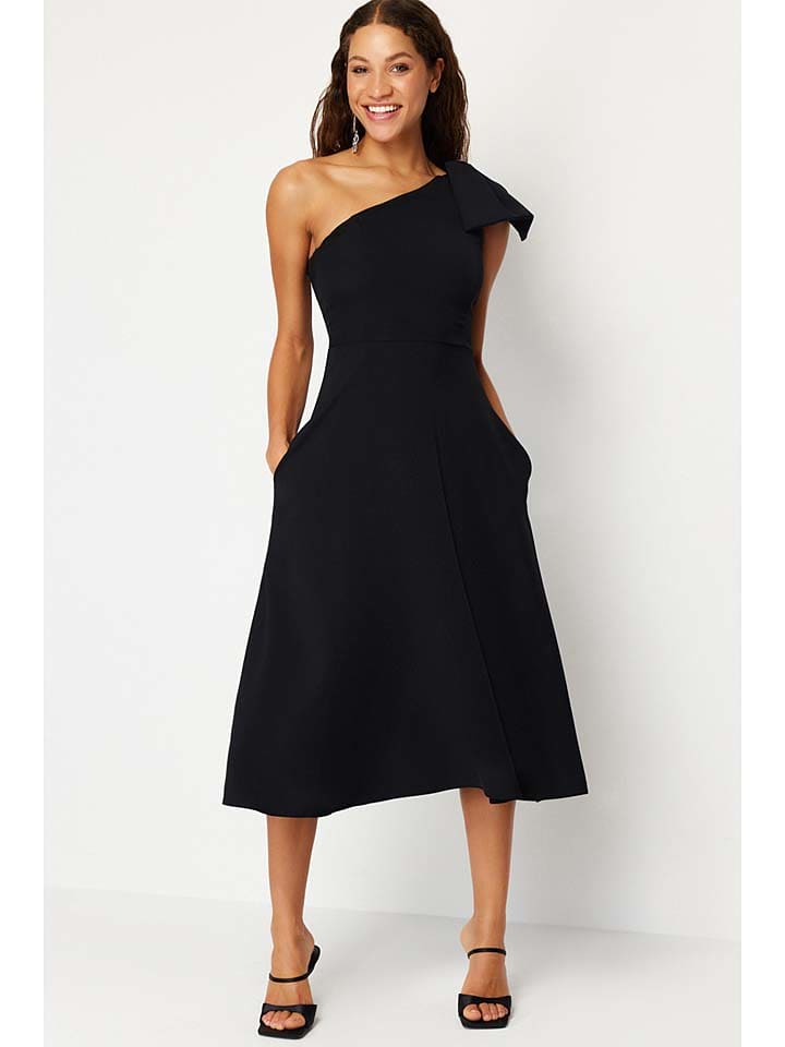 

Платье до колена trendyol Kleid, черный