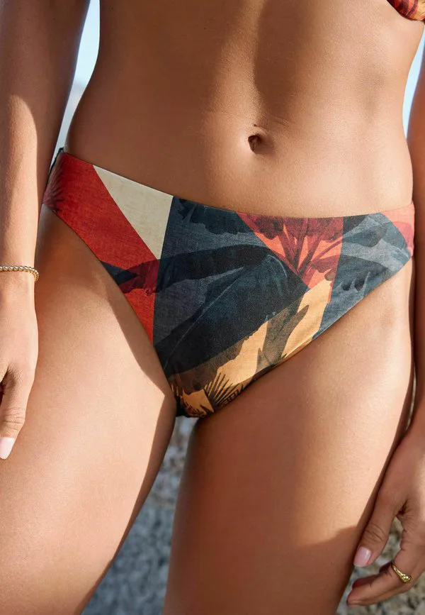 Сборки по бокам в нижней части бикини Next, Navy Rust Red Palm Print — фото 2