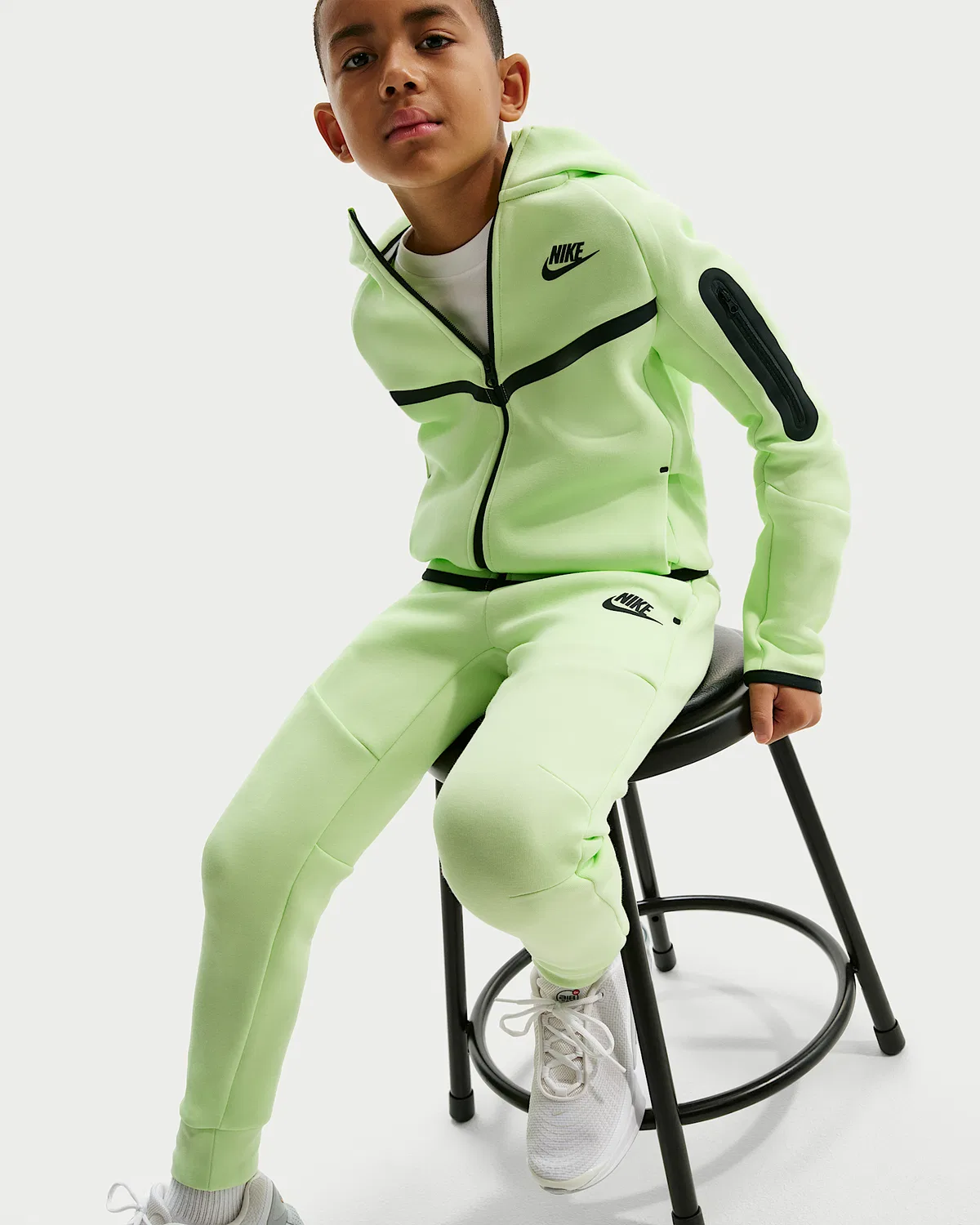 Джоггеры Nike Sportswear Tech Fleece для старших детей, Light Liquid Lime/Black/Black — фото 4